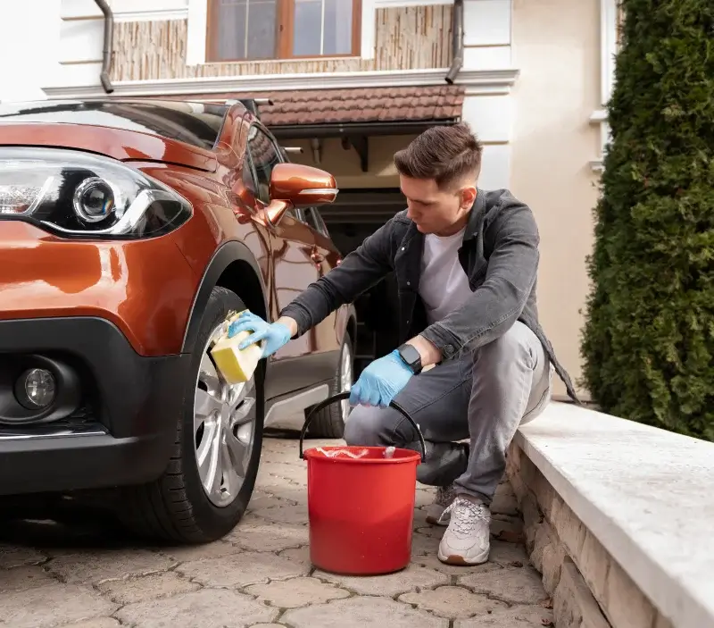 Lavage auto à domicile Québriac : professionnel intervenant sur un véhicule